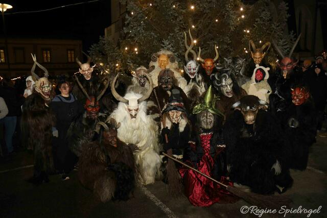 Es machte den Adventmarktbesuchern in Pressbaum großen Spaß- das wilde Treiben der Duckhüttler Perchten gemeinsam mit den Gablitzer Wienerwaldteufeln und den Breitenfurter Krampussen zu beobachten. Schellengeläut, Rutenschwingen, Hexenbesen, Zapfenmandl selbst ein Buttenkind war zu bestaunen und der herbe Duft von Hornvieh lag in der Luft. 
