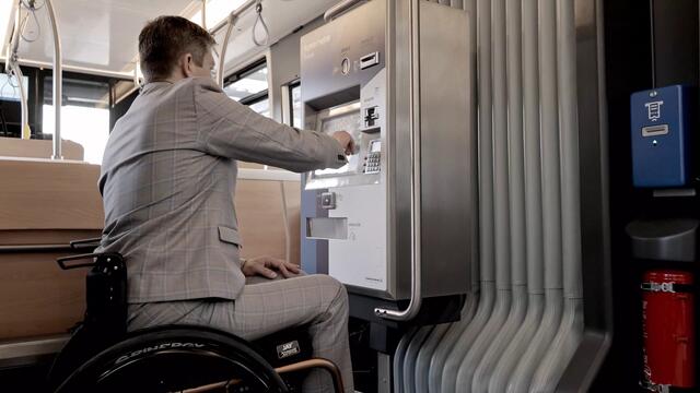 Die Ticketautomaten in den Zügen sind für Rollstuhlfahrer einfach zu erreichen | Foto: Lokalbahn