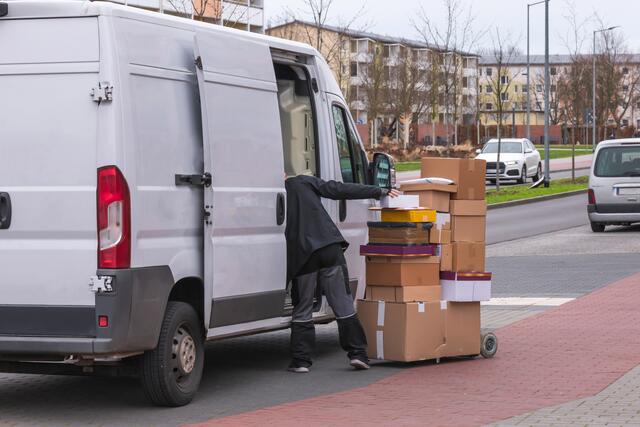 Kontrollschwerpunkt Paketzusteller: Finanzpolizei stellt rund halbe Million Euro Steuerrückstände fest (Symbolfoto) | Foto: stock.adobe.com/at/ Ronald Rampsch/Symbolfoto