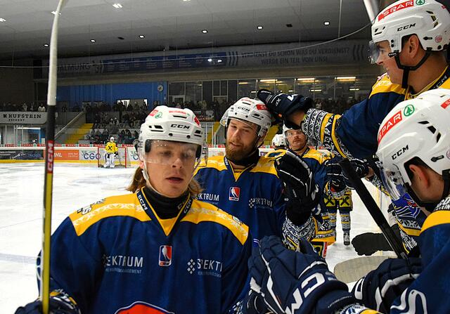 Die Kufsteiner feiern David Hrazdira, Dean Browne und Valentin Hammerle.  | Foto: Schwaighofer