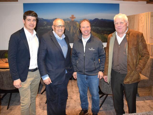Anton Nothegger (Infittery), Bergbahner Anton Pletzer, GF Markus Brudermann (Bergbahn Pillersee), Künstler Max Biembacher. | Foto: Wörgötter