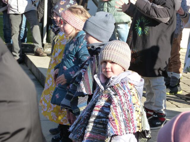 Voller Freude suchten die Kleinen ihre Eltern im Pubikum. 