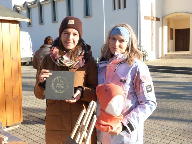 Auch Sonja Schreiner und Julia Toth bieteten ihre selbstgemachten Schätze am Hauptplatz zum Verkauf an. 