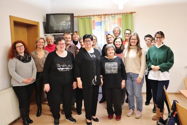 Heidemarie Reicht (Bildmitte) und ihr Team arbeiten ehrenamtlich und bitten für andere um Spenden, die darauf angewiesen sind. | Foto: Edith Ertl