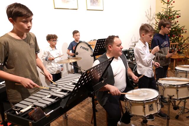 Daniel Würzl, Dijar Ibraimi, Tobias Bernreiter, Schlagzeuglehrer Dominik Völker, Elias Weber und Elias Tiefenbacher | Foto: Musikschule Gföhl