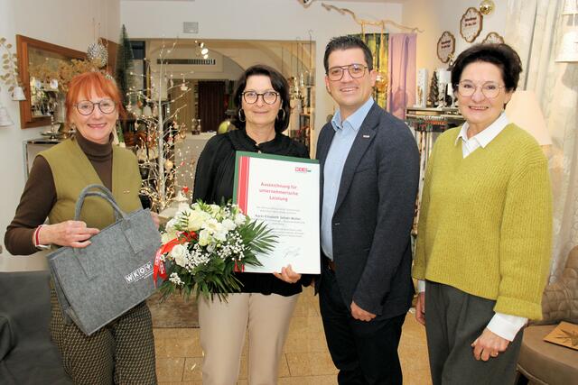 Eveline Rudres, Lukas Kalcher und Michaela Schramm-Waidacher gratulierten Karin Sebati-Müller (2. v. l.) | Foto: Cescutti