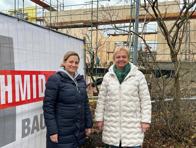 Ein Kindergartenprojekt wird heuer in Perchtoldsdorf fertiggestellt. Daniela Rambossek und Bürgermeisterin Andrea Kö. | Foto: MG Perchtoldsdorf
