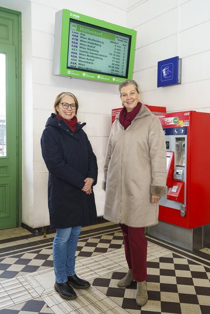 Michaela Schüchner (SPÖ) und Karin Zipperer vor dem neuen Bildschirm am Bahnhof Hütteldorf.  | Foto: VOR/Christian Hofer