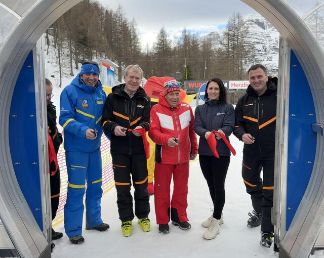 Prominente Tester der neuen Förderbänder im Sunny Kids Park auf der Wurzeralm (v.l.n.r.): Skischulleiter Peter Grubelnik, HIWU-Vorstand Helmut Holzinger, Peter Schröcksnadel, Tourismusdirektorin Corinna Polz, HIWU-Vorstand Rainer Rohregger | Foto: HIWU