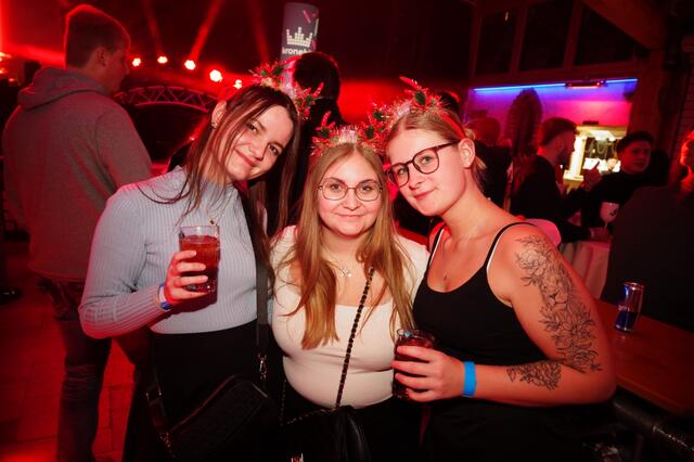 Die drei Mädels genossen nicht nur das Clubbing in vollen Zügen, sondern waren auch mit ihrem "Kopfschmuck" weihnachtlich unterwegs. | Foto: Michael Blinzer