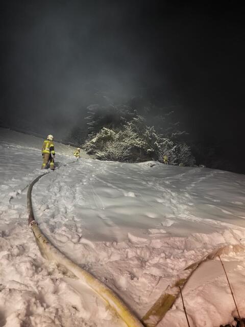 Ein Wohnhausbrand in Kappl hat am Samstag am Abend für einen Großeinsatz der Feuerwehr gesorgt. Vier Personen wurden verletzt und ins Krankenhaus gebracht. Die Brandursache ist noch unklar. | Foto: ZOOM.TIROL