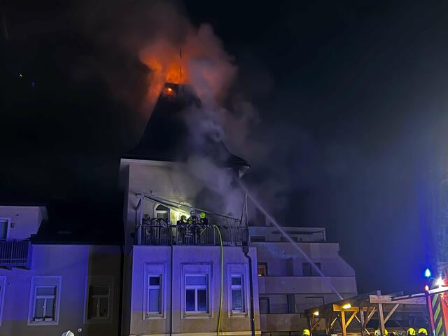 Terrasse und Hausfassade beim Eintreffen der Feuerwehr in Flammen. | Foto: DOKU-NÖ