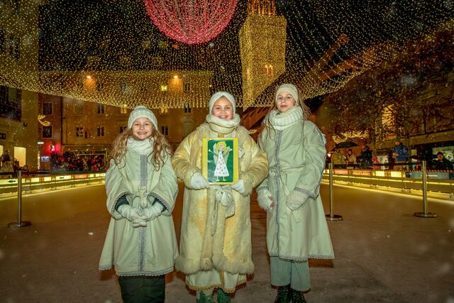 Christkind Laura Giefer (Mitte) mit den beiden Hauptengeln Lena Schönherr (l.) und Victoria Miklau-Kuehs (r.) hatten ihren großen Auftritt.