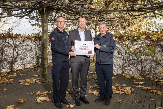EVN Vorstandsdirektor Stefan Stallinger (Mitte) übergibt 100.000 Euro an Landesfeuerwehrkommandant NÖ Dietmar Fahrafellner (rechts) und Landesfeuerwehrkommandant-Stv. Martin Boyer (links) für die Ausrüstung der NÖ Feuerwehren. | Foto: EVN / Aigelsreither