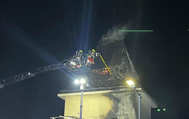Feuerwehrleute bei der Brandbekämpfung des Gebäudes. | Foto: DOKU-NÖ