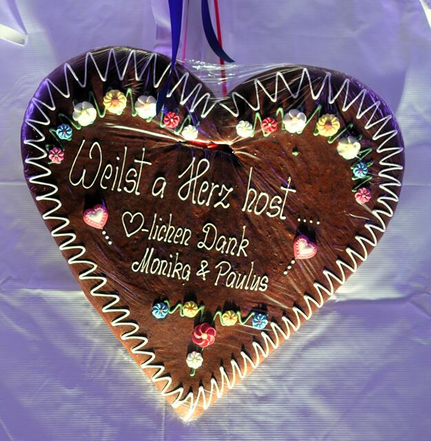 Das 50 cm x 50 cm große Lebkuchen-Herz mit der Aufschrift "Weilst a Herz host" wurde zu Gunsten der in Rußbach am Pass Gschütt in Not geratenen jungen Familie versteigert. | Foto: Paulus Ploier