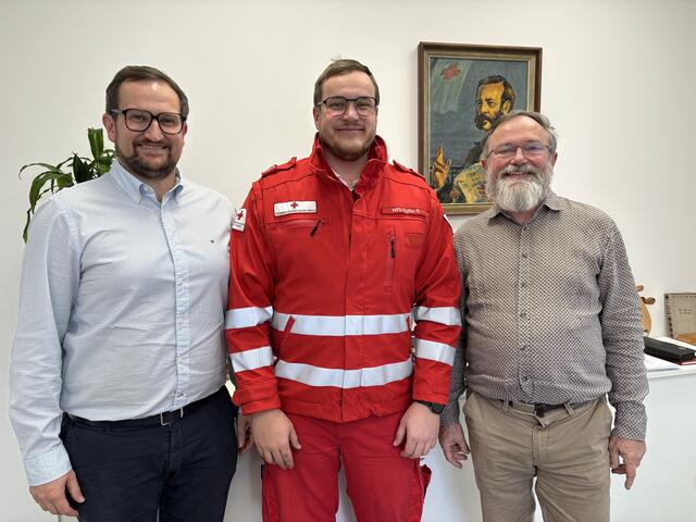 Im Dienst für die Menschlichkeit: Rotes Kreuz-Bezirksstellenleiter-Stellvertreter Franz Hackl, Richard Müller und Urban Schneeweiß (v. li.). | Foto: kai