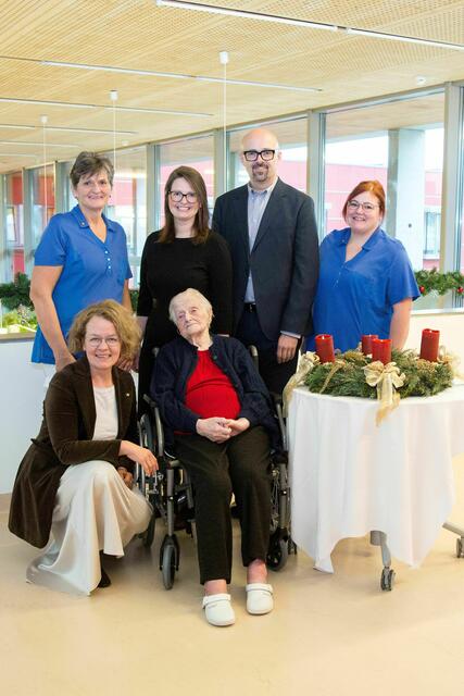 Stefanie Berthold, Sozial-Landesrätin Christiane Teschl-Hofmeister, Interim. Kaufmännische Direktorin Kathrin Hörth, die 106-jährige Bewohnerin Helene Netroufal, Pflegedirektor Zlatan Plesko und Pflege- und Betreuungsmanagerin Anja Forstner | Foto: NÖ LGA / Rathfotografie 