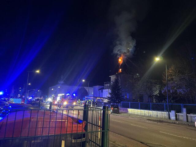 Teile des Daches wurden geöffnet, um letzte Brandherde zu bekämpfen. | Foto: DOKU-NÖ