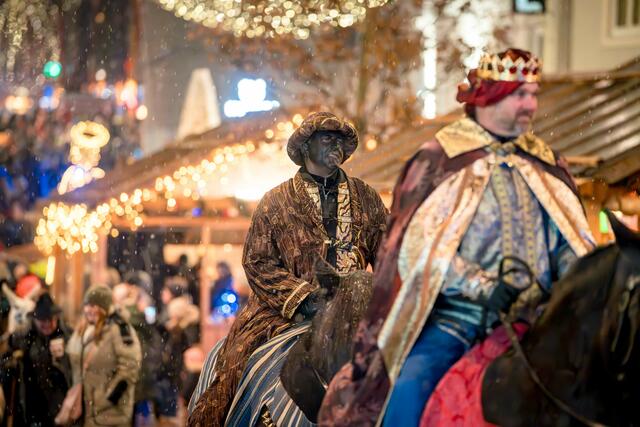 Die Heiligen Drei Könige nahmen hoch zu Ross am festlichen Umzug von den Drauterrassen zum Rathausplatz teil.