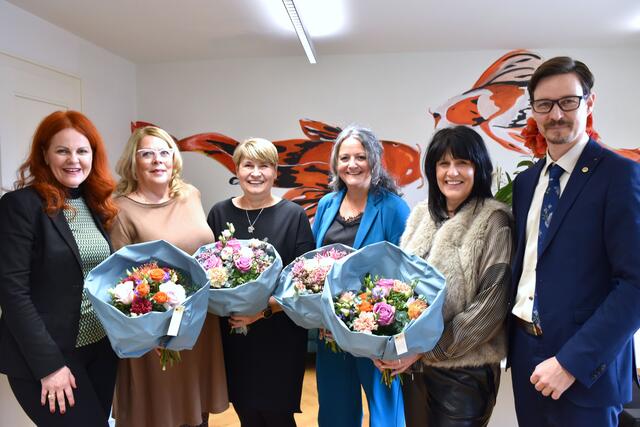 Land Tirol und die ARGE Tiroler Altenheime gratulierten den Ausgezeichneten (v.l.): LRin Cornelia Hagele, Isabella Kofler (2023 ausgezeichnet, Bezirk Innsbruck-Land), Katrin Abl, Marianne Hechenblaikner, Karin Pittracher und Georg Berger (Obmann ARGE Altenheime). | Foto: Land Tirol / Krepper