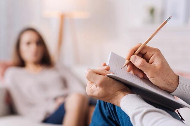 Die Polizei im Raum Kufstein und Wörgl ermittelt derzeit aufgrund von Anzeigen gegen zwei Therapeuten wegen des Verdachts auf sexuelle Übergriffe während Therapiesitzungen. Die Polizei suchtnun Zeugen und potentielle Opfer. | Foto: Shutterstock / Dmytro Zinkevych (Symbolbild)