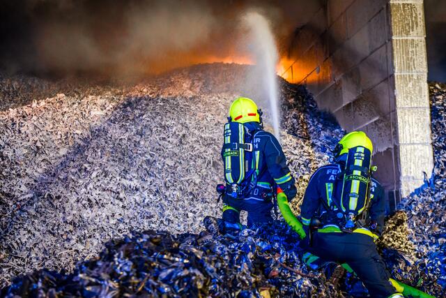 Die Brandbekämpfung dauerte mehrere Stunden. | Foto: BFKDO Amstetten/Steinbach