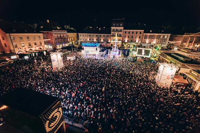Gesteckt voll der Platz vor der Ö3-Wunschhütte.