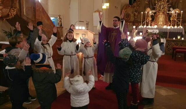 Viele Kinder haben die Herbergsuche von Josef und Maria nachgespielt.  | Foto:  z.V.g.  