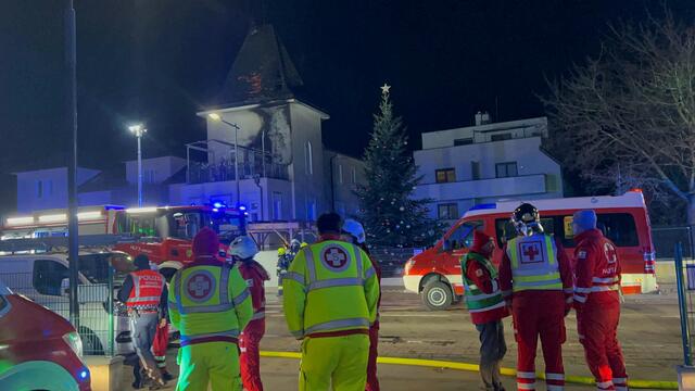 Zwei Personen konnten aus dem brennenden Haus gerettet werden. | Foto: DOKU-NÖ