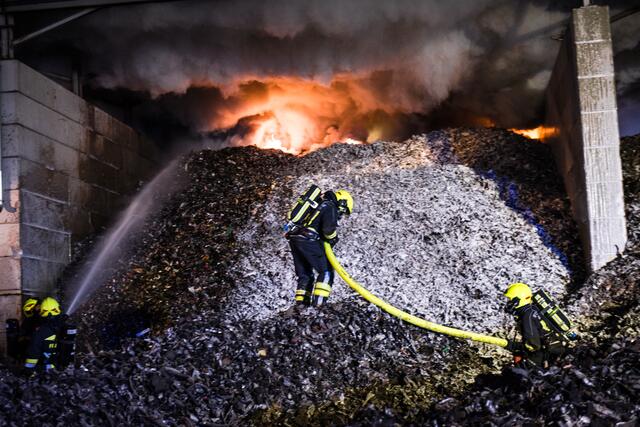 Der Brand entstand in einem Recycling-Unternehmen. | Foto: BFKDO Amstetten/Steinbach