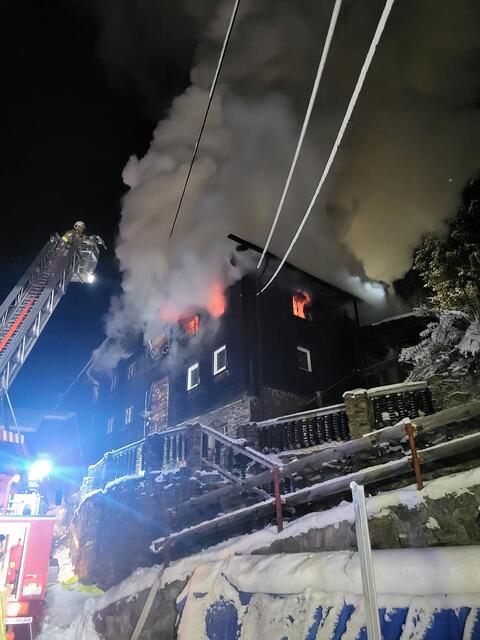 Ein Wohnhausbrand in Kappl hat am Samstag am Abend für einen Großeinsatz der Feuerwehr gesorgt. Vier Personen wurden verletzt und ins Krankenhaus gebracht. Die Brandursache ist noch unklar. | Foto: ZOOM.TIROL