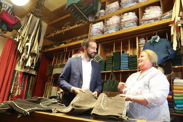 Jahn Markl, Ältestes Geschäft Salzburg, seit 610 Jahren, Residenzplatz, Lederwaren, Trachten Foto: Franz Neumayr LMZ 2.8.2018 Im Bild Landesrat Stefan Schnöll mit der Inhaberhin Gabriele Jenner | Foto: MZ/Franz Neumayr