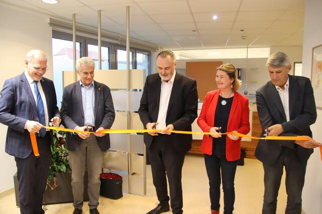 Eröffnung des ersten Gynäkologie-Ambulatorium in Güssing: Franz Öller, Stephan Kriwanek (beide Gesundheit Burgenland), LH Hans Peter Doskozil, Ärztin Irisz Balint, Bgm. Vinzenz Knor (von links). | Foto: Martin Wurglits