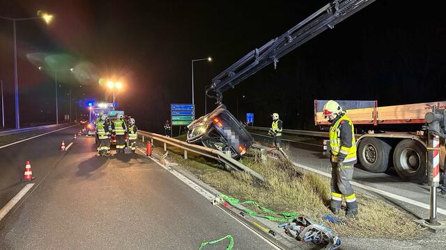 Die Person eines PKW fuhr auf einen Fahrbahnteiler auf. | Foto: Helmut Stamberg