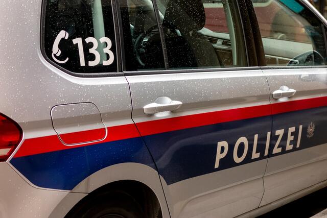 In der Nacht von Samstag auf Sonntag kam es in Innsbruck zu einer größeren Schlägerei. Um cira 2:40 Uhr gerieten bei einer Veranstaltung am Grabenweg mehrere Personen in Streit. | Foto: stock.adobe.com/at/mino21 / Symbolbild