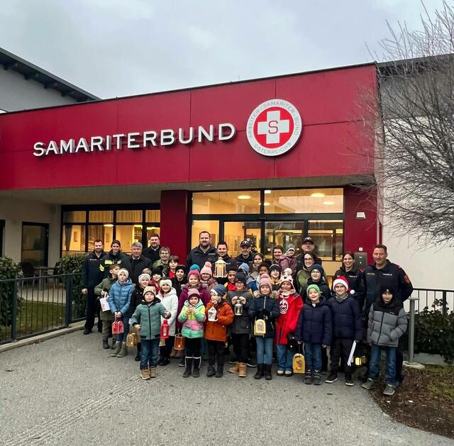 Die Feuerwehrkids Großpetersdorf brachten das Friedenslicht ins Pflegekompetenzzentrum. | Foto: SJF
