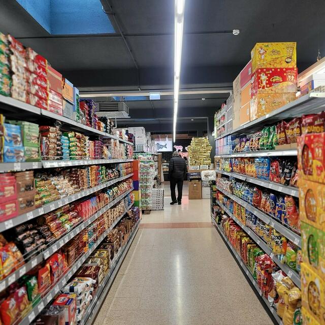 Der Lebensmittelhandel bleibt bis Mittag offen. | Foto: Albrich