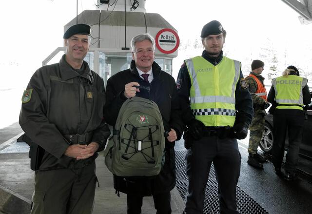 LH Peter Kaiser und Militärkommandant Philipp Eder beim Karawankentunnel. | Foto: LPD Kärnten/Höher