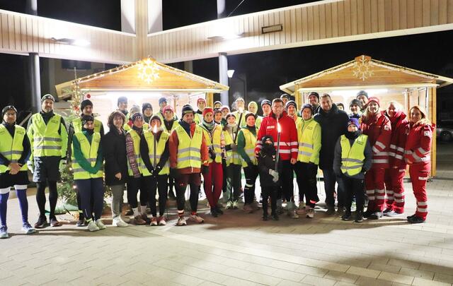 Die Läufer beim Start vor dem Rathaus Premstätten mit Bgm. Matthias Pokorn, Vzbgm. Ingrid Baumhackl und RK-Ortsstellenleiter Jürgen Pojer. | Foto: Edith Ertl