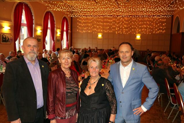 vlnr: StR Michael Burger, StR Astrid Taschner, Seniorenbeauftragte Marianne Srtschin, BGM Thomas Ram | Foto: Stadtgemeinde Fischamend