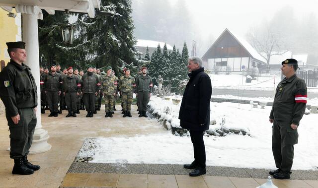 Militärkommandant Philipp Eder und LH Peter Kaiser bei der Meldung. | Foto: LPD Kärnten/Höher