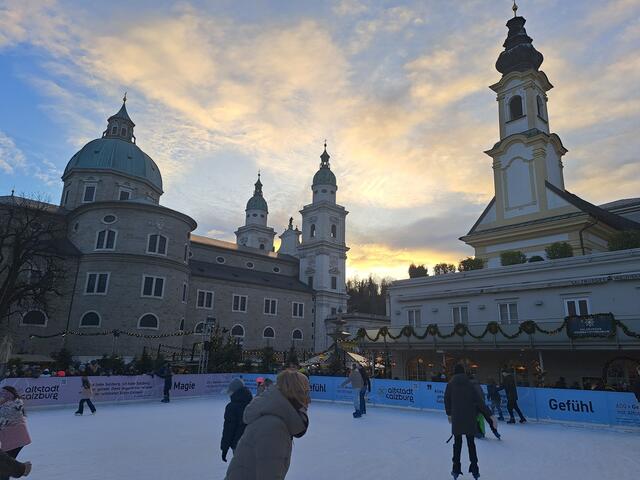 Eislauf- und Schlittschuhsport direkt am Beginn des Salzburger Christkindlmarkt. | Foto: Schwaighofer