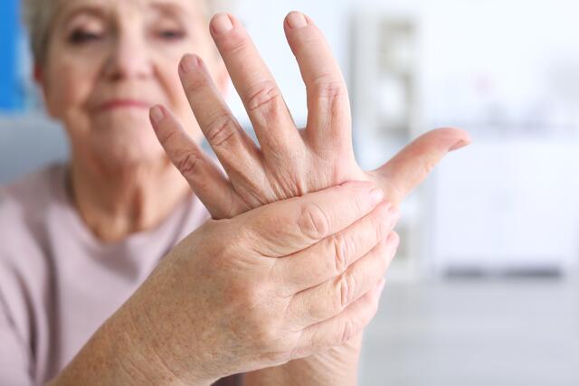 Arthritis betrifft verschiedene Altersgruppen.