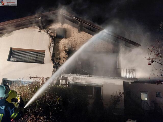 Ein Fassadenbrand sorgte in der Nacht von 22. und 23. Dezember für einen großen Feuerwehreinsatz.