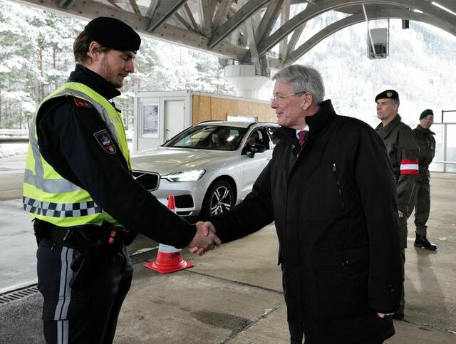 LH Peter Kaiser beim Grenzübergang Karawankentunnel. | Foto: LPD Kärnten/Höher