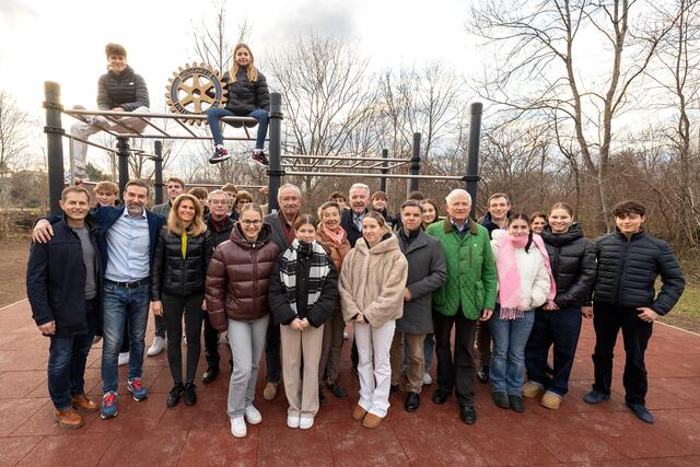 Bürgermeister Klaus Schneeberger und Sportstadtrat Philipp Gruber mit Tom Landl, dem Rotary Club, Peter Eckhart (wnsks) sowie Schülerinnen und Schülern der HTL. | Foto: Weller, Stadt WRN