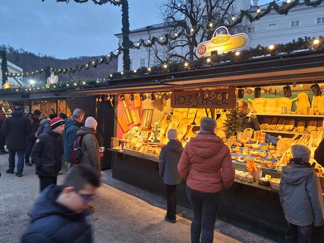 Christkindl Holz-Marktstand in Salzburg. | Foto: Schwaighofer