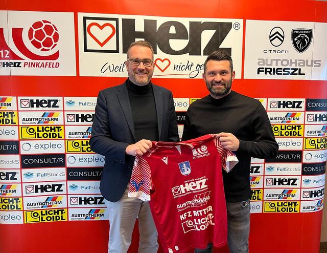 Namhaftes Comeback bei Pinkafeld: Obmann Mario Windhofer mit Dario Tadic | Foto: SC Pinkafeld