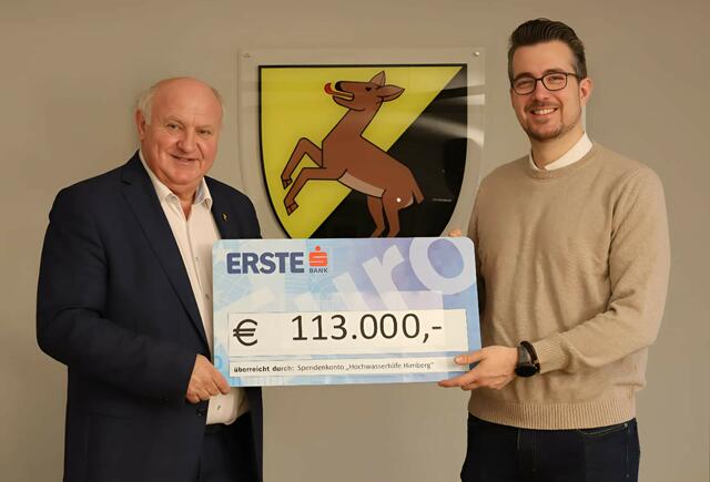 Bürgermeister Ernst Wendl und Vizebgm. Richard Payer freuen sich über die hohe Spendensumme. | Foto: Gemeinde Himberg